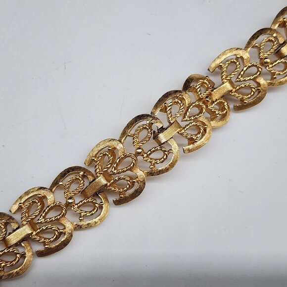 Vintage Signed Crown Trifari Victorian Style Panel Link Bracelet Textured 7" - Picture 9 of 14
